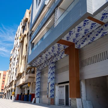 Panneaux composite Larson en pose sur façade à Tanger — WeAlu Alucobond