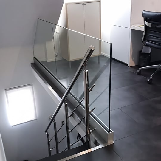 Garde-corps inox et verre sur escalier et mezzanine à Tanger — WeAlu