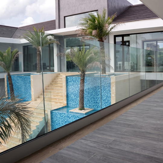 Garde-corps en verre sur terrasse avec vue piscine à Tanger — WeAlu