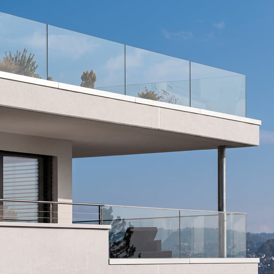 Garde-corps verre sans cadre sur terrasses d'immeuble à Tanger — WeAlu Aluminium Tanger