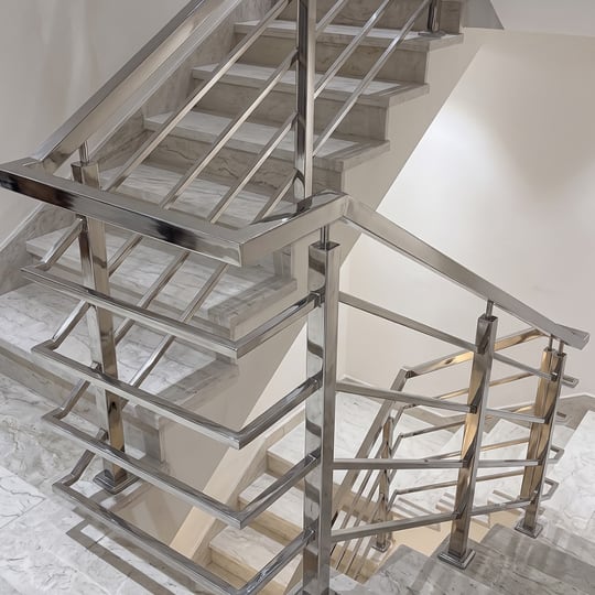 Rampe d'escalier en inox poli à Tanger — WeAlu menuiserie inox