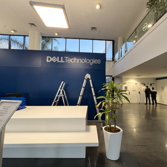 Logo 3D métallique installé sur mur de marque en intérieur à Tanger — WeAlu