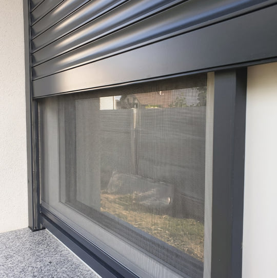 Moustiquaire enroulable en aluminium anthracite intégrée à un volet roulant à Tanger — Aluminium Tanger