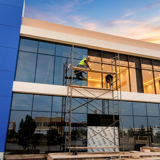 Montage d'un mur-rideau à trame aluminium sur un immeuble en construction à Tanger — Aluminium Tanger