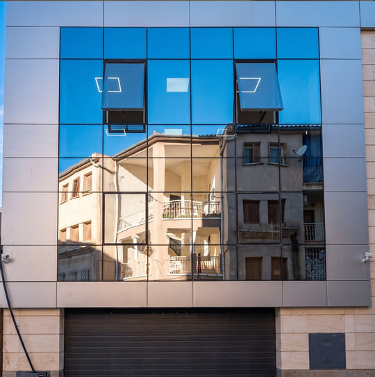 Mur-rideau en verre réfléchissant bleu à profilés aluminium Strugal sur un immeuble à Tanger — Aluminium Tanger
