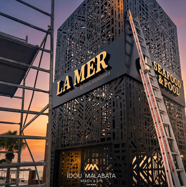 Enseigne lumineuse logos 3D dorés LA MER By Idou Malabata à Tanger — WeAlu signalétique
