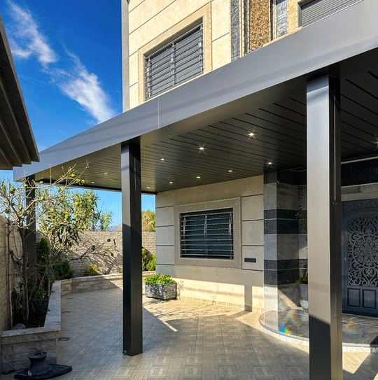Pergola adossée en aluminium avec spots LED encastrés au-dessus de l'entrée d'une villa à Tanger — Aluminium Tanger