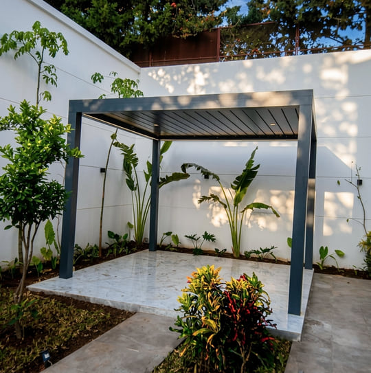 Pergola autoportante en aluminium anthracite installée dans un jardin paysager à Tanger — Aluminium Tanger