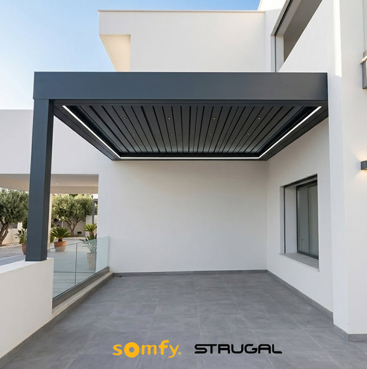 Pergola bioclimatique en aluminium anthracite à lames orientables et éclairage LED intégré, adossée à une villa à Tanger — Aluminium Tanger