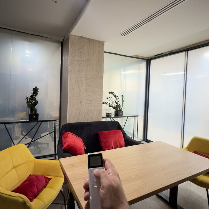 Salle avec Smart Glass en mode translucide dépoli commandé à distance — WeAlu Maroc