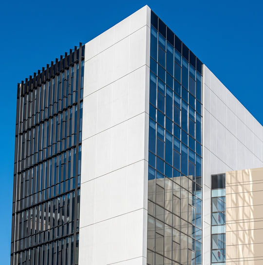 Façade vitrée et brise-soleil en aluminium sur un immeuble de bureaux à Tanger — Aluminium Tanger
