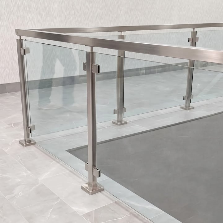 Garde-corps inox et verre avec poteaux et main courante à Tanger — WeAlu menuiserie inox